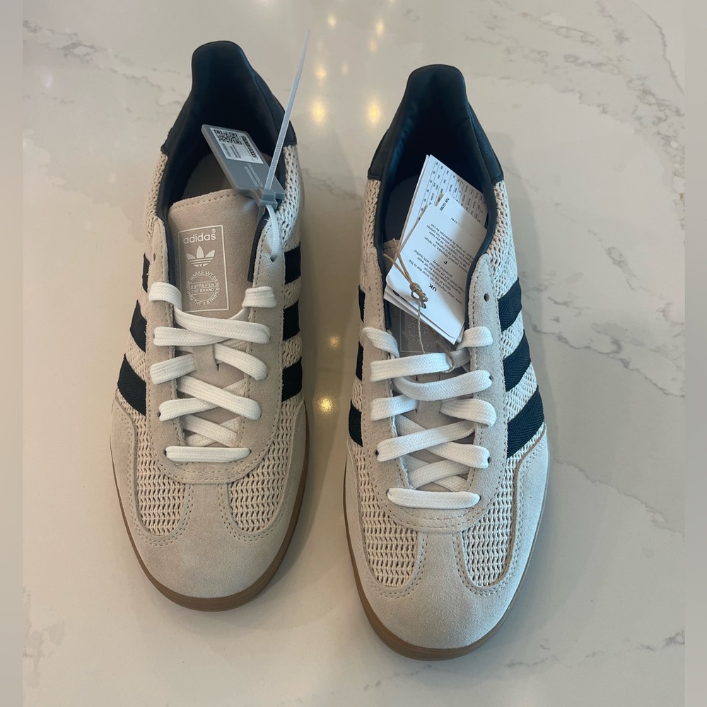 Adidas / unisex/ size 8 mens/10 womens/ brand new